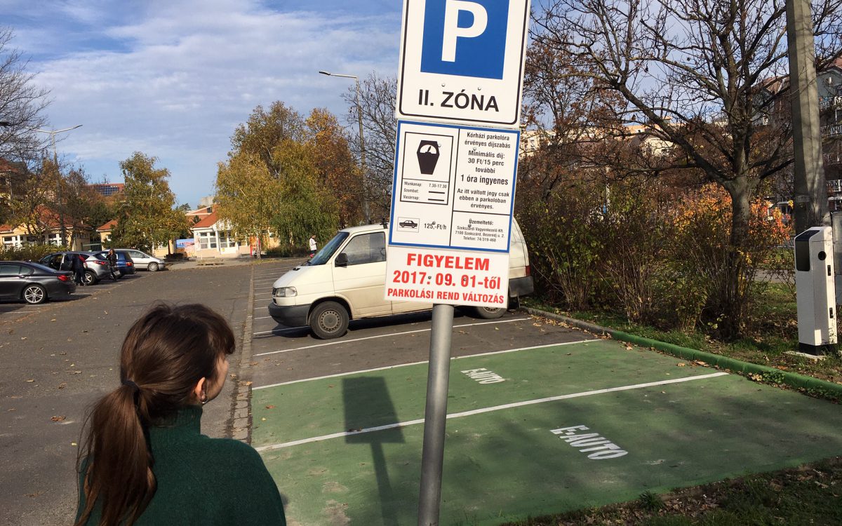 Három hónapig ingyenes a parkolás a város területén